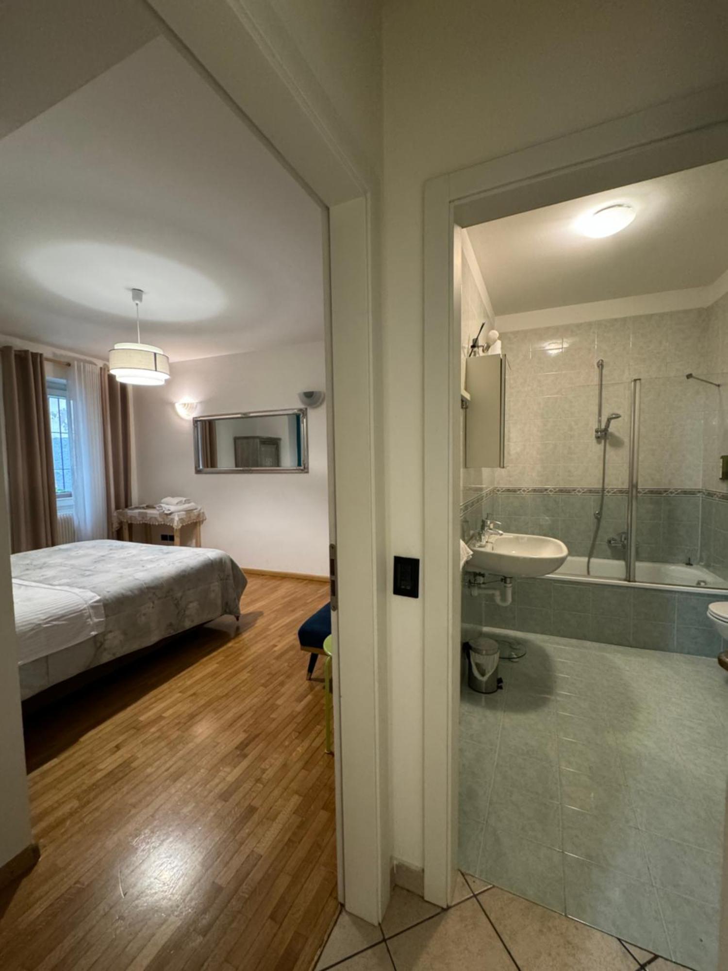 Duomo Nest Entire Apartment เตรนโต ภายนอก รูปภาพ